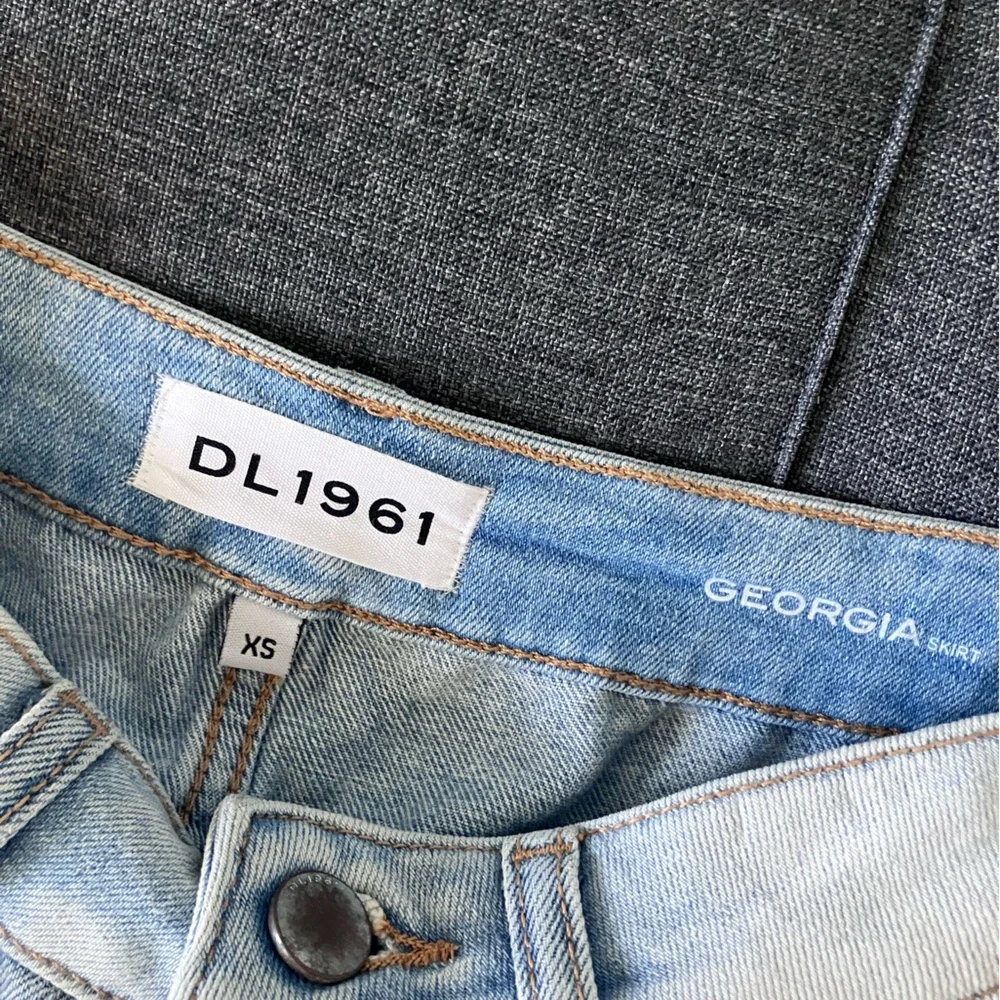 DL1961 Georgia High Waited Light Wash Denim Raw Hem Skirt Size XS - Picture 8 of 9